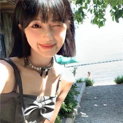 她比烟花寂寞